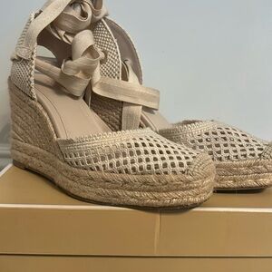 Wedge close toe tie up